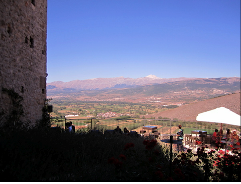 Monastero Fortezza di Santo Spirito L'Aquila in Abruzzo: Vista dal terrazzo sul Gran Sasso