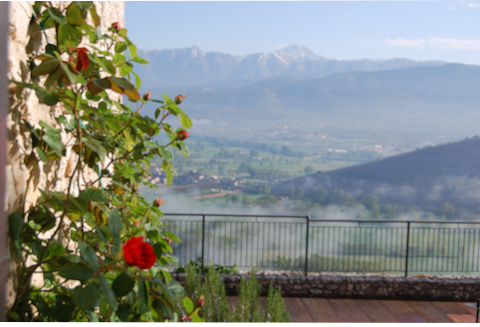 Immagine della vista spettacolare del Gran Sasso d'Italia dalla Terrazza del Monastero Fortezza di Santo Spirito