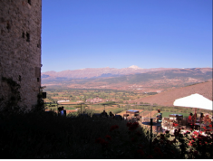 Monastero Fortezza di Santo Spirito L'Aquila in Abruzzo: Vista dal terrazzo sul Gran Sasso